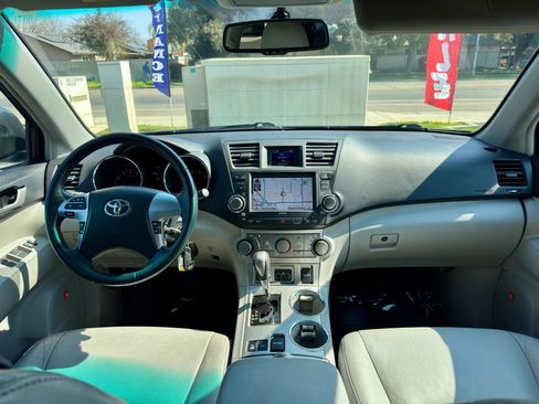 Used 2012 Toyota Highlander SE w/ Tow Pkg image 6