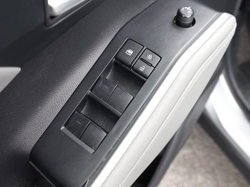 Used 2023 Toyota Highlander XLE FWD image 12