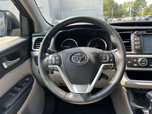 Used 2018 Toyota Highlander XLE FWD image 12