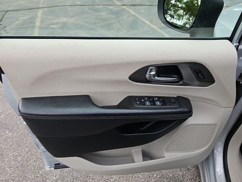 Used 2023 Chrysler Pacifica Touring-L FWD image 23