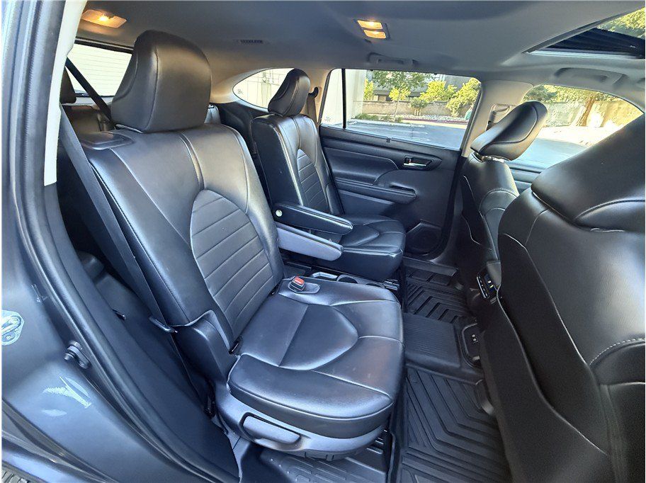 Used 2021 Toyota Highlander XLE AWD/4WD image 23