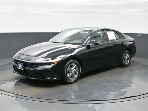 Used 2024 Hyundai Elantra SE FWD image 2