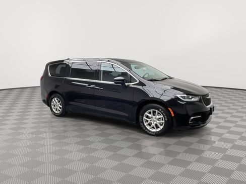 Used 2024 Chrysler Pacifica Touring-L image 39