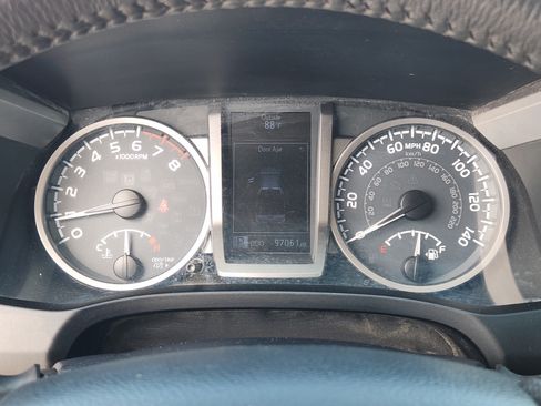 Used 2018 Toyota Tacoma SR5 RWD image 17