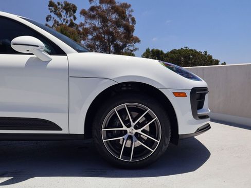 Certified 2025 Porsche Macan AWD/4WD image 11