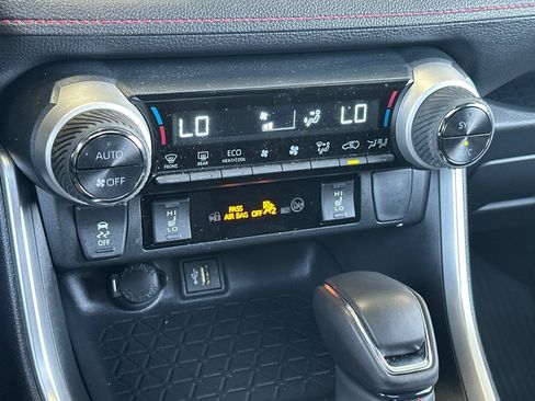 Used 2025 Toyota RAV4 SE w/ Weather & Moonroof Package AWD/4WD image 19