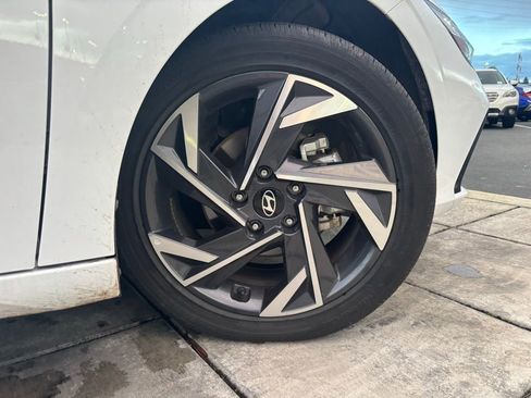 Certified 2025 Hyundai Elantra SEL image 9