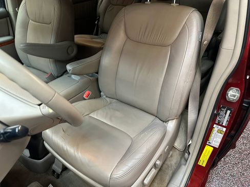 Used 2010 Toyota Sienna FWD image 17