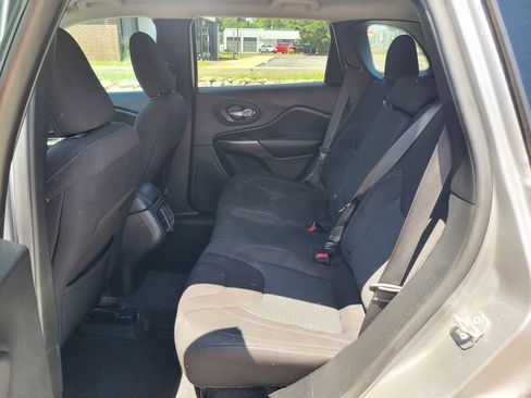 Used 2019 Jeep Cherokee Latitude w/ Popular Appearance Group FWD image 14