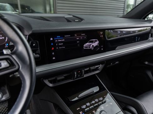 Certified 2024 Porsche Cayenne AWD/4WD image 29