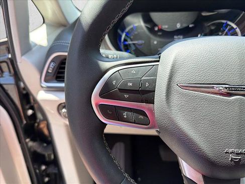 Used 2023 Chrysler Pacifica Touring-L FWD image 16