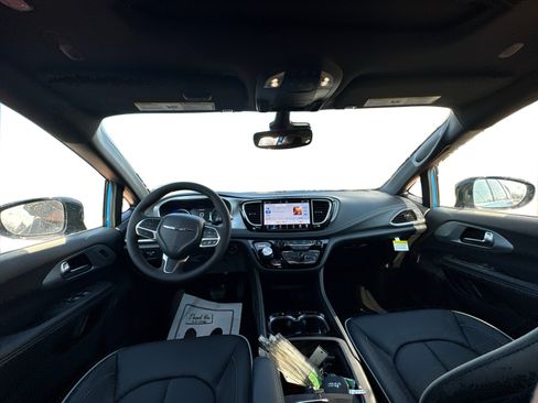 New 2026 Chrysler Pacifica Limited image 23