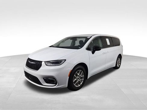 Used 2024 Chrysler Pacifica Touring-L FWD image 2