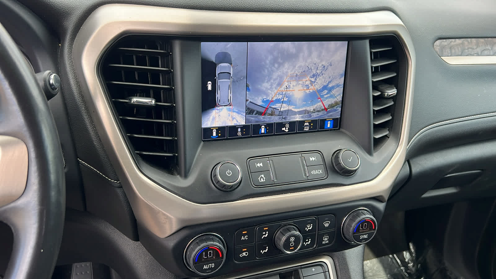 Used 2022 GMC Acadia Denali w/ Denali Ultimate Package AWD/4WD image 16