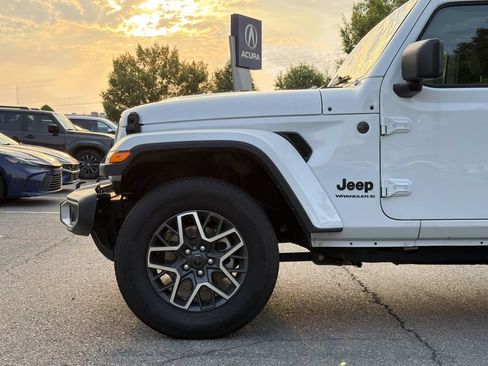 Used 2025 Jeep Wrangler Unlimited Sahara AWD/4WD image 9