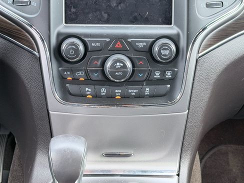 Used 2018 Jeep Grand Cherokee Overland AWD/4WD image 19