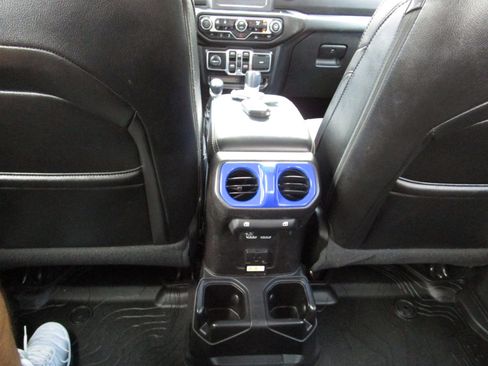 Used 2020 Jeep Gladiator Overland w/ Cold Weather Group image 16