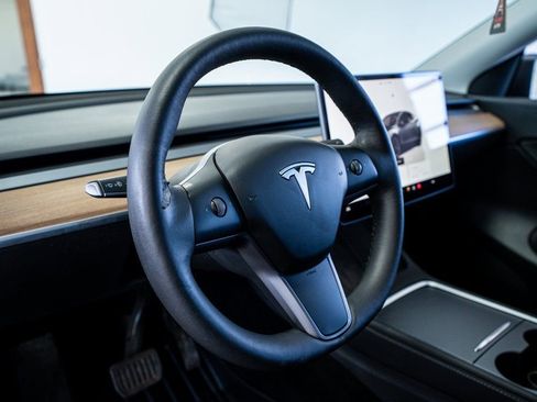 Used 2022 Tesla Model Y Long Range image 36