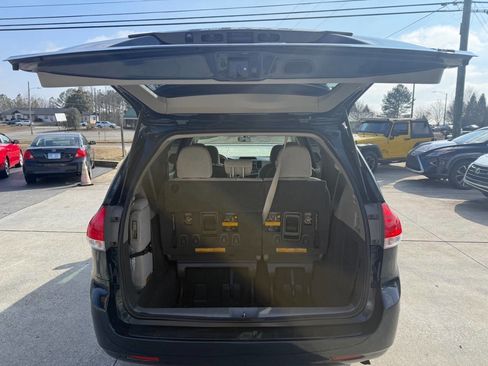 Used 2011 Toyota Sienna LE image 25