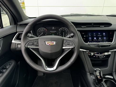 New 2025 Cadillac XT6 Luxury image 17