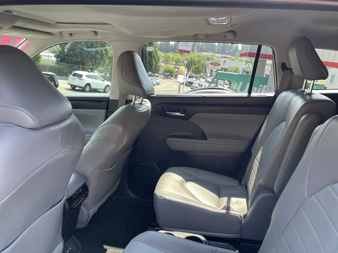 Used 2023 Toyota Highlander XLE FWD image 13