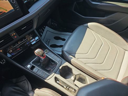 Used 2025 Volkswagen Jetta GLI Autobahn FWD image 29
