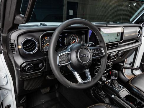 Used 2025 Jeep Wrangler Unlimited Sahara AWD/4WD image 15