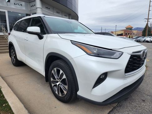Used 2022 Toyota Highlander XLE AWD/4WD image 3