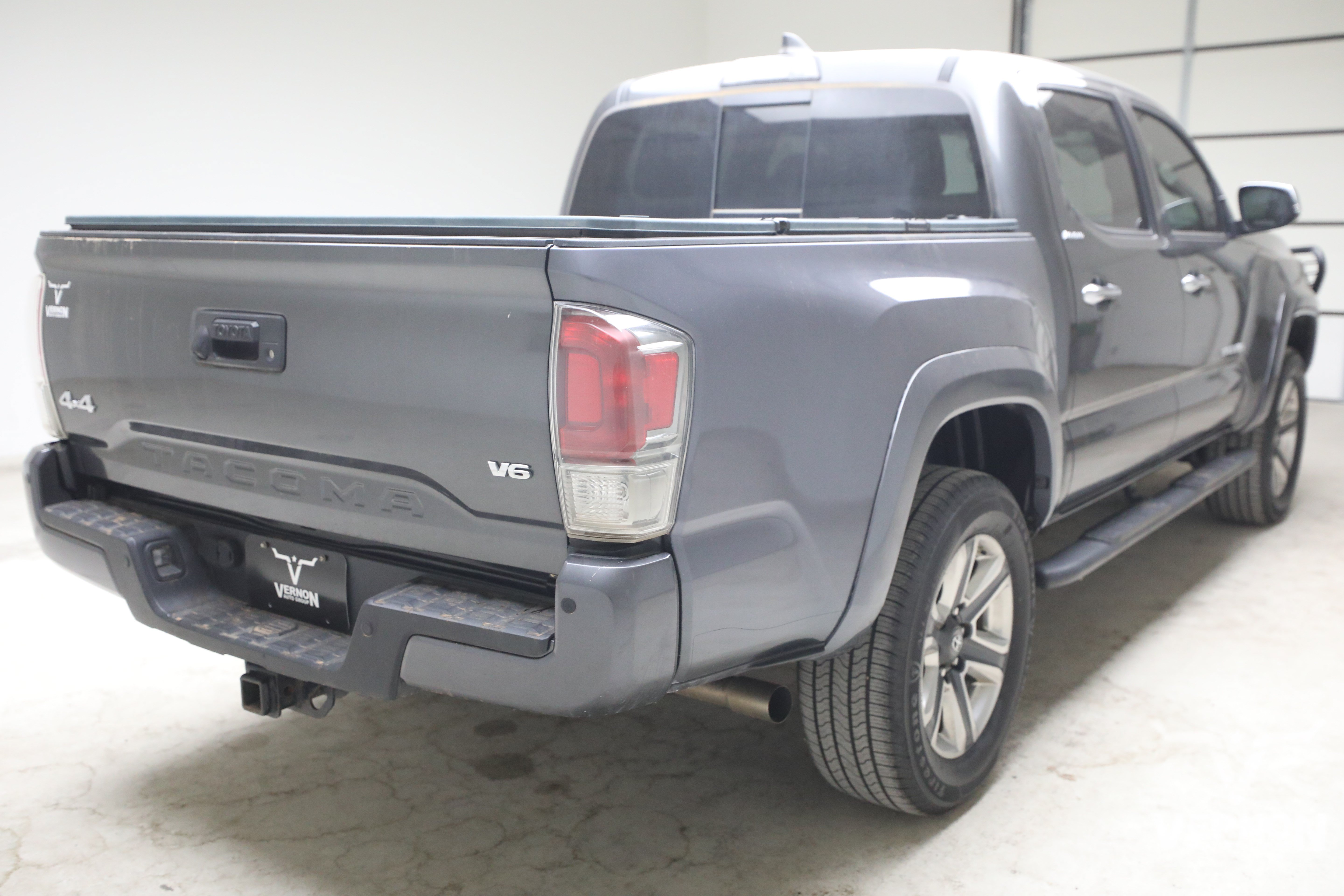 Used 2018 Toyota Tacoma Limited AWD/4WD image 5
