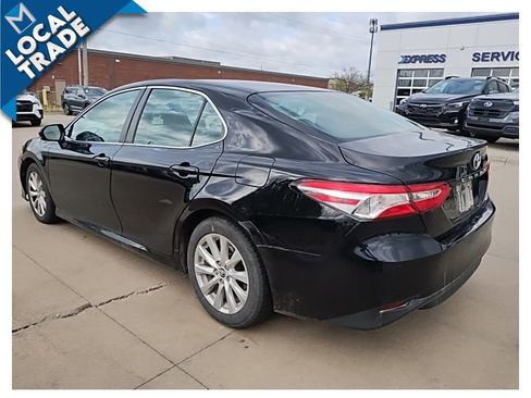 Used 2018 Toyota Camry LE image 8