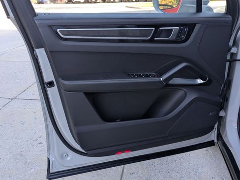 Used 2022 Porsche Cayenne Turbo S image 13