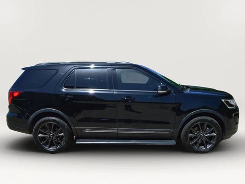 Used 2018 Ford Explorer XLT w/ Equipment Group 202A AWD/4WD image 12