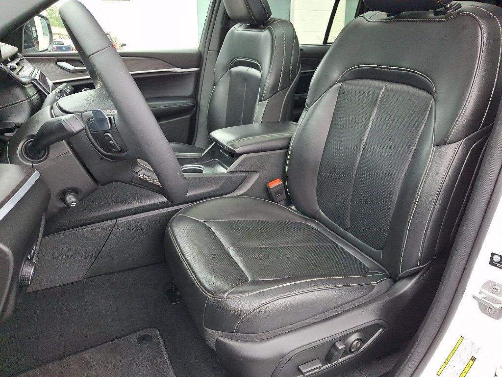 Used 2025 Jeep Grand Cherokee Limited w/ Luxury Tech Group II AWD/4WD image 17