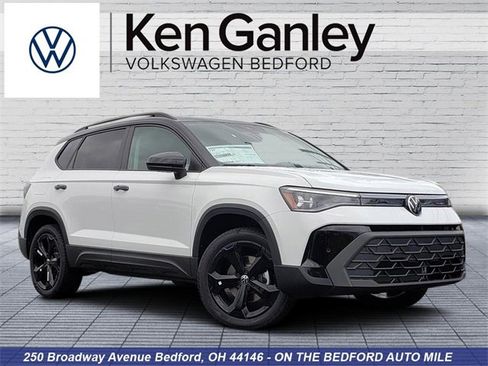 New 2025 Volkswagen Taos SE image 1