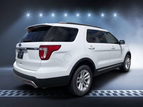 Used 2017 Ford Explorer XLT FWD image 3