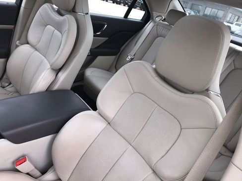 Used 2019 Lincoln Continental Select w/ Continental Climate Package image 11