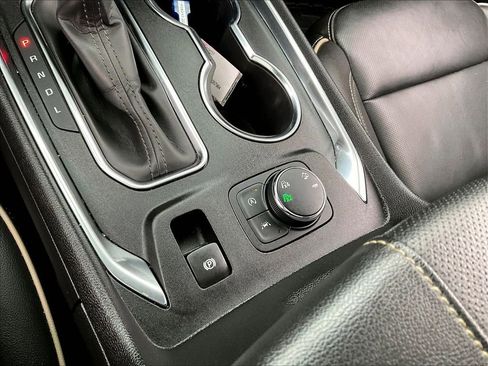 Used 2023 Chevrolet Traverse Premier image 35