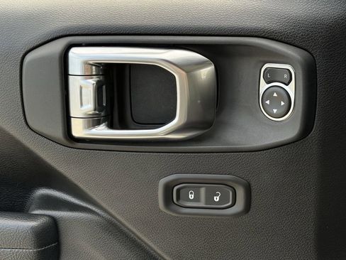 Used 2025 Jeep Wrangler Unlimited Rubicon image 20