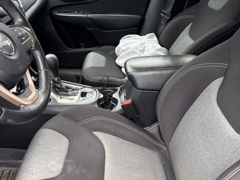 Used 2015 Jeep Cherokee Sport FWD image 5