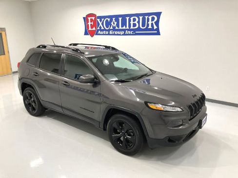 Used 2018 Jeep Cherokee Latitude w/ Altitude Package AWD/4WD image 2