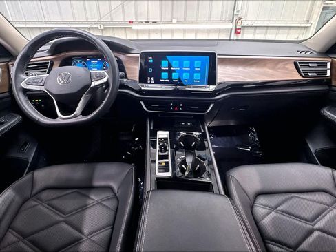 Used 2024 Volkswagen Atlas SE w/ Panoramic Sunroof Package AWD/4WD image 10
