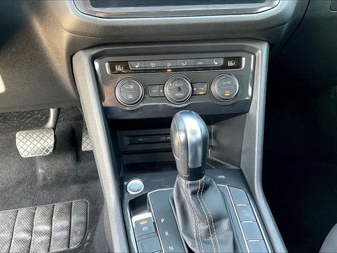 Used 2021 Volkswagen Tiguan SE image 33