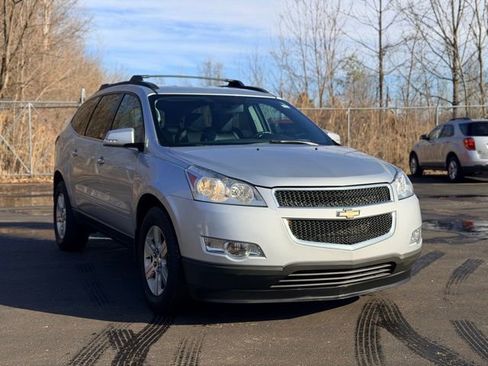 Used 2012 Chevrolet Traverse LT image 2