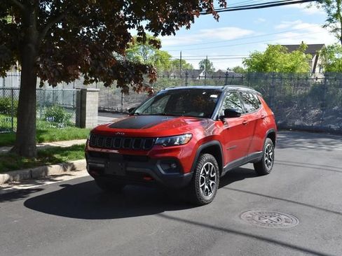 Used 2025 Jeep Compass Trailhawk AWD/4WD image 2