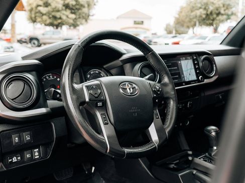 Used 2020 Toyota Tacoma TRD Off-Road w/ TRD Premium Off Road Package AWD/4WD image 24