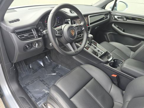Certified 2026 Porsche Macan AWD/4WD image 4