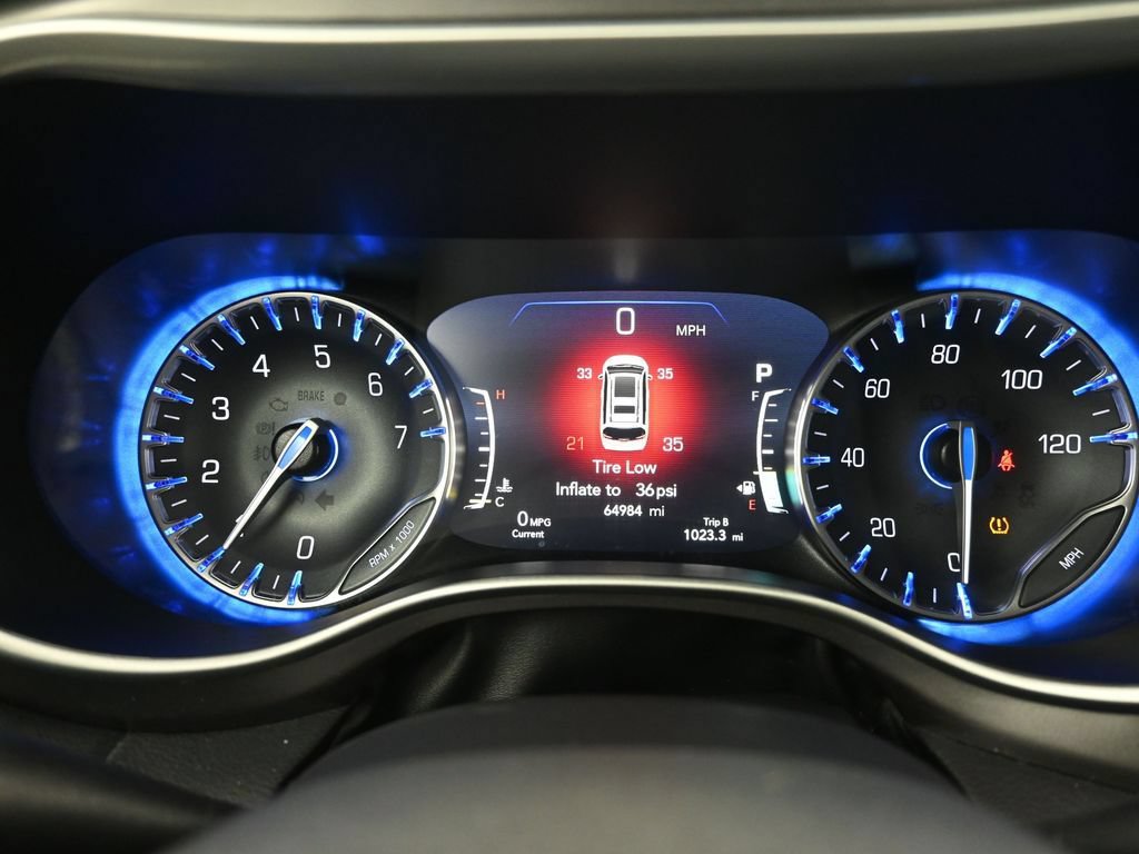 Used 2023 Chrysler Pacifica Touring-L FWD image 10