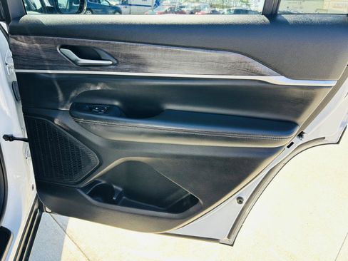 Used 2023 Jeep Grand Cherokee L Limited w/ Black Appearance Package image 34