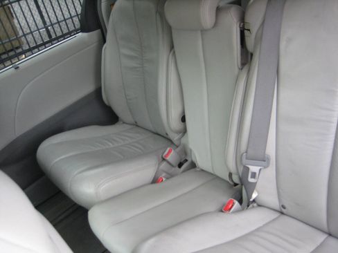 Used 2011 Toyota Sienna XLE w/ Premium Pkg FWD image 25
