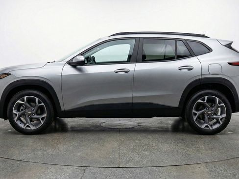 Used 2025 Chevrolet Trax LT w/ LT Convenience Package image 5